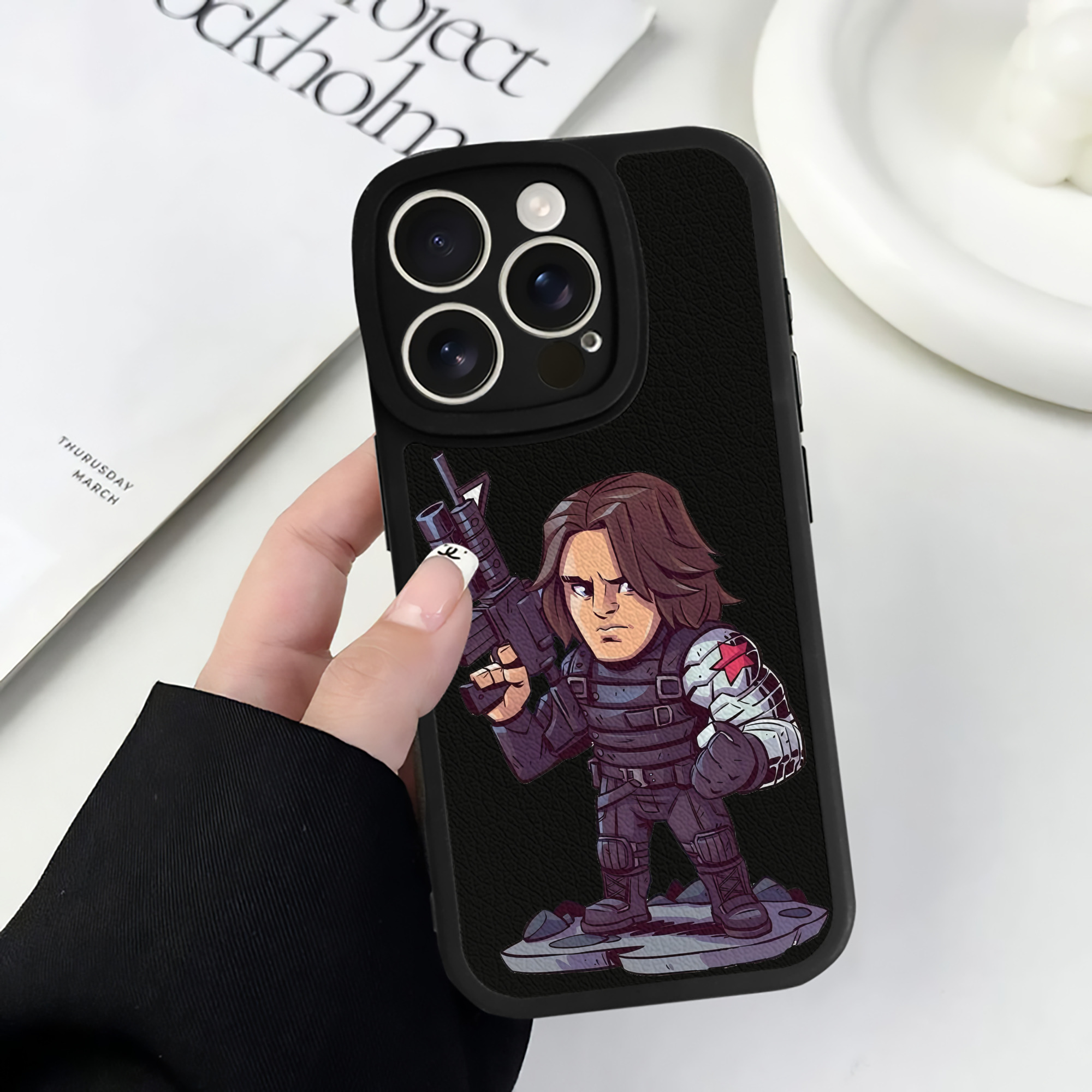 （画像用） アベンジャーズ The Avengers 【iPhone 16シリーズ対応】シリコンスマホケース（レザー調） 材質：シリコン
